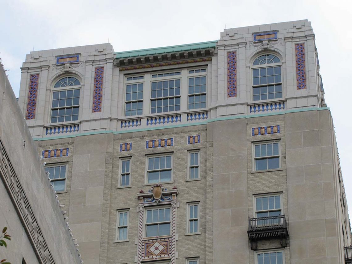 Hotel John Marshall windows